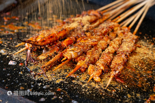 烧烤串大鱿鱼 街边美食的鲜香诱惑